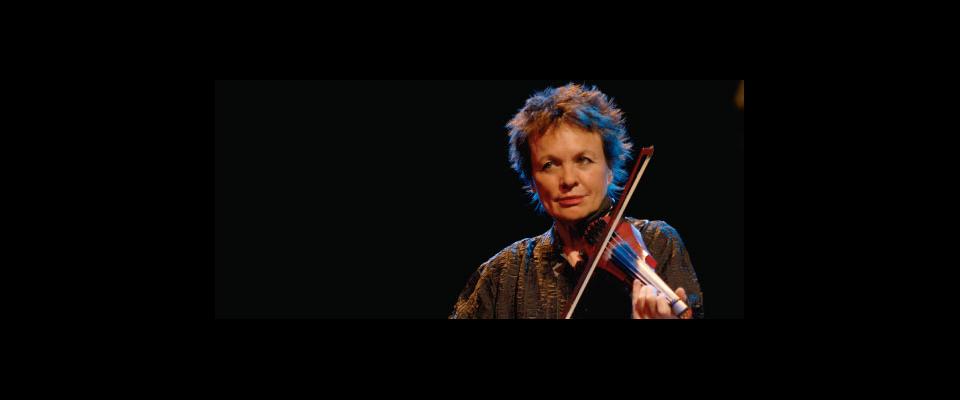 photograph of Laurie Anderson playing the violin