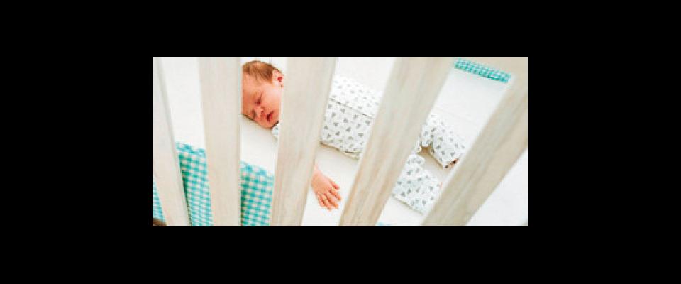 photo a baby in a crib