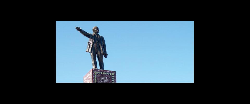 a statue of Lenin