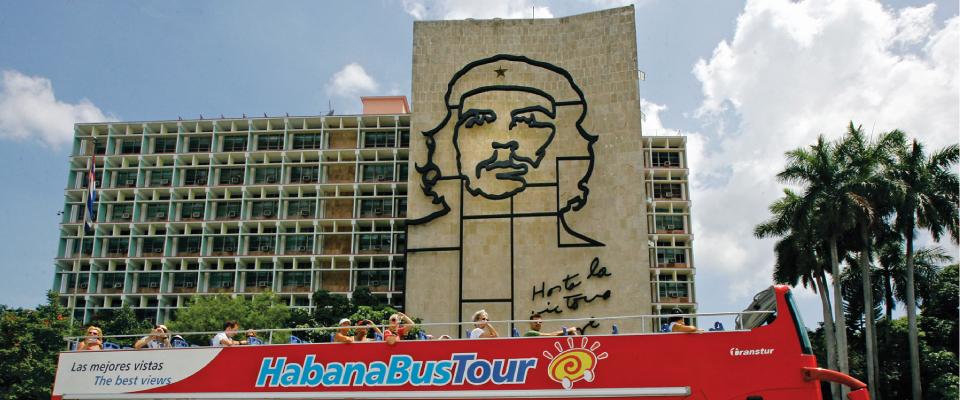 a mural of Che Guevara