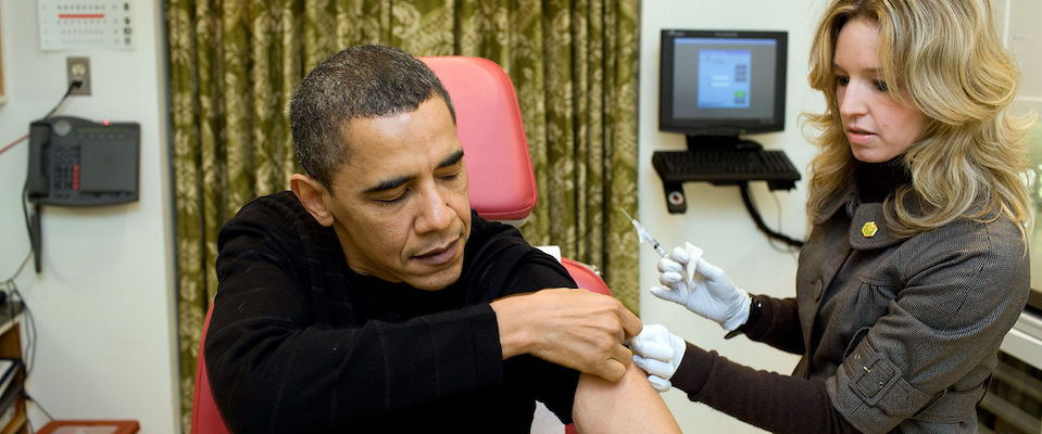 Obama_vaccinated_against_H1N1_at_WHMU_2009