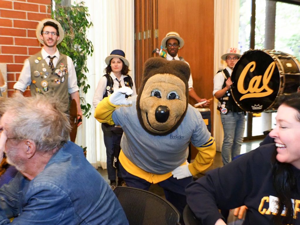 mascot Oski making letter C with hand