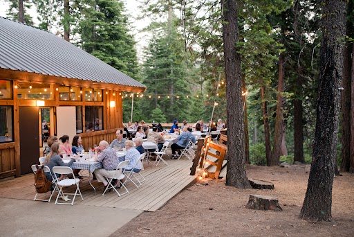 People sitting at tables, dining outdoors at the Vista Lodge